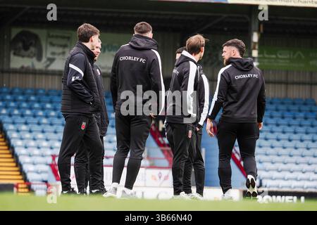 Scunthorpe , Regno Unito . 3 maggio 2025. Nella foto da sinistra a destra, i giocatori di Chorley esaminano il campo durante la semifinale di Scunthorpe United F.C. vs Chorley F.C. National League North Playoff al Glanford Park. Crediti: Freddie Yeo/Alamy Live News Foto Stock