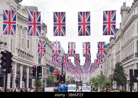 Londra, Regno Unito. 3 maggio 2025. Union Jacks decora Regent Street prima del VE Day, segnando 80 anni dalla fine della seconda guerra mondiale in Europa. Crediti: Vuk Valcic/Alamy Live News Foto Stock