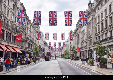 Londra, Regno Unito. 3 maggio 2025. Union Jacks decora Regent Street prima del VE Day, segnando 80 anni dalla fine della seconda guerra mondiale in Europa. Crediti: Vuk Valcic/Alamy Live News Foto Stock