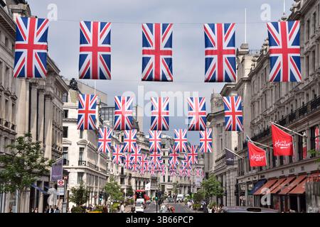 Londra, Regno Unito. 3 maggio 2025. Union Jacks decora Regent Street prima del VE Day, segnando 80 anni dalla fine della seconda guerra mondiale in Europa. Crediti: Vuk Valcic/Alamy Live News Foto Stock