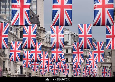 Londra, Regno Unito. 3 maggio 2025. Union Jacks decora Regent Street prima del VE Day, segnando 80 anni dalla fine della seconda guerra mondiale in Europa. Crediti: Vuk Valcic/Alamy Live News Foto Stock