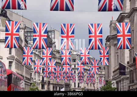 Londra, Regno Unito. 3 maggio 2025. Union Jacks decora Regent Street prima del VE Day, segnando 80 anni dalla fine della seconda guerra mondiale in Europa. Crediti: Vuk Valcic/Alamy Live News Foto Stock