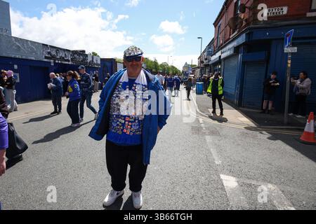 LIVERPOOL, Regno Unito - 3 maggio 2025: Un tifoso dell'Everton posa per una foto fuori dal Goodison Park in vista della partita di Premier League tra l'Everton FC e l'Ipswich Town FC al Goodison Park (credito: Craig Mercer/ Alamy Live News) Foto Stock