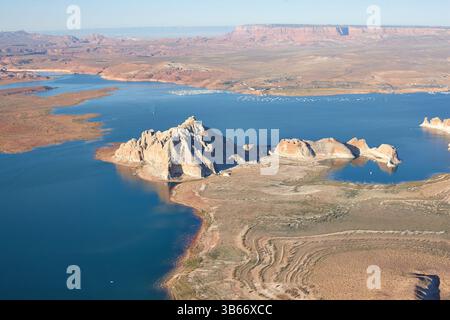 VISTA AEREA. Wahweap Bay nel lago Powell. Kane County, Utah, Stati Uniti. Foto Stock