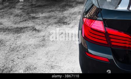 Berlina nera con spazio fotocopie, vista posteriore ravvicinata di una berlina, con particolare attenzione alle luci di posizione posteriori, alle automobili e al veicolo. Foto Stock