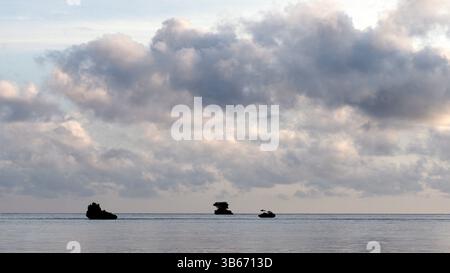 Nuvole sopra le isole solitarie intorno a Misool, Raja Ampat, Indonesia Foto Stock