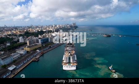 MSC Seaview e MSC Orchestra arrivano al porto per attraccare la lussuosa fermata della crociera in città Foto Stock