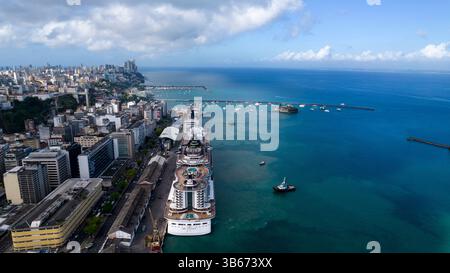 MSC Seaview e MSC Orchestra arrivano al porto per attraccare la lussuosa fermata della crociera in città Foto Stock