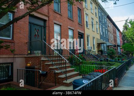 Hoboken, New Jersey, Stati Uniti, Street Scenes, Main Street, appartamenti in pietra arenaria, frontali, architettura, quartiere residenziale degli Stati Uniti Foto Stock