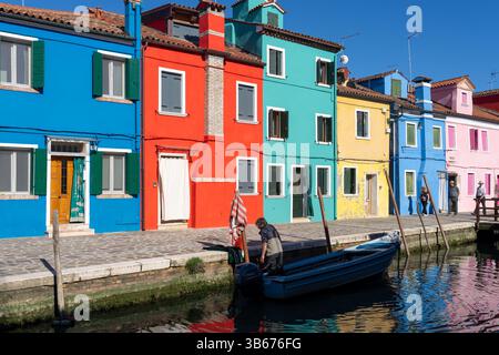 Case colorate abbelliscono i canali dell'isola di Burano, in Italia Foto Stock