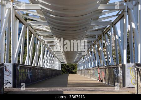 Ponte pedonale a Espoo che attraversa una strada principale Foto Stock