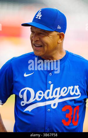 Cumberland, GA, Stati Uniti. 2 maggio 2025. Il manager dei Los Angeles Dodgers DAVE ROBERTS (30) guarda la sua squadra allenarsi prima della partita contro gli Atlanta Braves al Truist Park di Cumberland, Georgia. I Dodgers sconfiggono i Braves 2-1. (Credit Image: © Walter G. Arce Sr./ASP via ZUMA Press Wire) SOLO PER USO EDITORIALE! Non per USO commerciale! Foto Stock