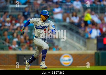 Cumberland, GA, Stati Uniti. 2 maggio 2025. L'interbase dei Los Angeles Dodgers MOOKIE BETTS (50) batte gli Atlanta Braves al Truist Park di Cumberland, Georgia. I Dodgers sconfiggono i Braves 2-1. (Credit Image: © Walter G. Arce Sr./ASP via ZUMA Press Wire) SOLO PER USO EDITORIALE! Non per USO commerciale! Foto Stock