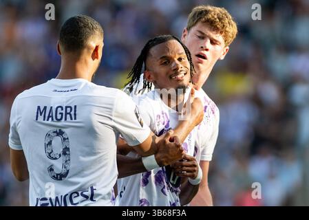 Yann Gboho di Tolosa festeggia durante la partita di campionato francese di Ligue 1 tra il Toulouse FC e lo Stade Rennais il 3 maggio 2025 allo Stadio di Tolosa, in Francia Foto Stock