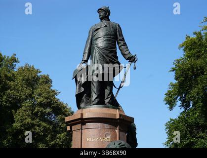 La storica statua commemorativa di otto von Bismarck al Tiergarten Park, Berlino, Germania Foto Stock