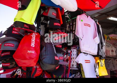 Los Angeles, California, Stati Uniti - 08-13-2019: Una vista di una varietà di mercatini Supreme in un mercato locale. Foto Stock