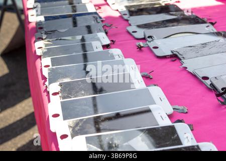 Los Angeles, California, Stati Uniti - 08-25-2019: Una vista di una collezione di telefoni cellulari con schermi incrinati. Foto Stock