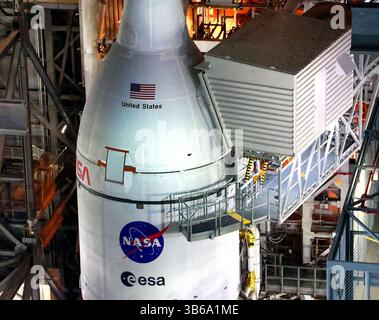 19 agosto 2022: Artemis i e la navicella Orion poco prima del lancio sulla rampa di lancio, visto dall'alto livello della baia all'interno del Vehicle Assembly Building, al Kennedy Space Center, Florida, Launch Complex 39, il 16 agosto 2022. (Immagine di credito: © Joe Burbank/Orlando Sentinel tramite ZUMA Press Wire) Foto Stock