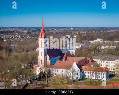 Chiesa dell'Annunciazione della Beata Vergine Maria e Monastero dell'ordine dei Frati Annunciazione a Kretinga, Lituania. Vista aerea con drone Foto Stock