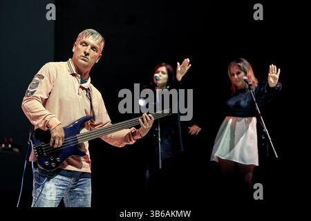 22 luglio 2022, Voronezh, Russia: Alexei Romanyuk, Daria Chigrakova e Marina Shalagayeva si esibiscono sul palco durante un concerto a Voronezh. Una delle migliori rock band russe dai primi anni novanta, i Chizh & Co, si esibirono sul palco del Green Theater di Voronezh. (Immagine di credito: © Mihail Siergiejevicz/immagini SOPA tramite ZUMA Press Wire) Foto Stock