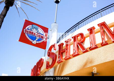 Long Beach, California, Stati Uniti - 09-07-2019: Una vista del cartello del ristorante per il Bubba Gump Shrimp Co. Foto Stock