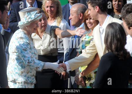 6 luglio 2010, Manhattan, New York, Stati Uniti d'America: NEW YORK - 06 LUGLIO: La regina Elisabetta II viene accolta dal governatore di New York David Patterson mentre arriva al World Trade Center per rendere omaggio alle vittime degli attentati del 9/11 durante una visita a Ground Zero. Il 6 luglio 2010..persone: Regina Elisabetta II (Credit Image: © SMG via ZUMA Press Wire) Foto Stock