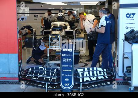 26 agosto 2022, Monza, MB, Italia: Scuderia AlphaTauri meccanica al lavoro sull'auto (Credit Image: © Alessio De Marco/ZUMA Press Wire) Foto Stock