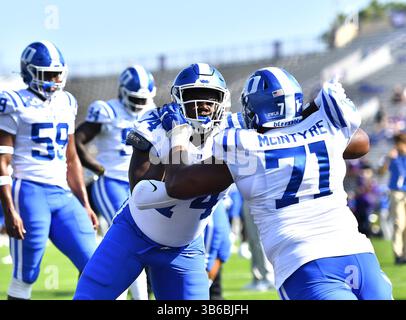 10 settembre 2022: Ron Carr (74), offensive lineman dei Duke Blue Devils e Maurice McIntyre (71), lanciano esercitazioni pre-partita durante la partita di football NCAA tra Northwestern e Duke al Ryan Field di Evanston, Illinois. Dean Reid/CSM. (Immagine di credito: © Dean Reid/CSM tramite ZUMA Press Wire) Foto Stock