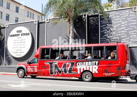 West Hollywood, California, Stati Uniti - 09-23-2019: Una vista di un TMZ Celebrity Tour in autobus passa dal Comedy Store sul Sunset Boulevard. Foto Stock