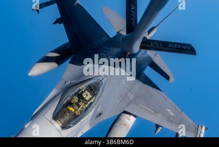28 luglio 2022, Mare Adriatico, Italia: Un caccia F-16 Fighting Falcon della U.S. Air Force, assegnato al 31st Fighter Wing, si avvicina ad un velivolo di rifornimento KC-135 Stratotanker durante una missione di addestramento NATO, il 28 luglio 2022 sul Mare Adriatico. (Immagine di credito: © Ssgt Kevin Long/U.S. Air/Planet Pix tramite filo ZUMA Press) Foto Stock