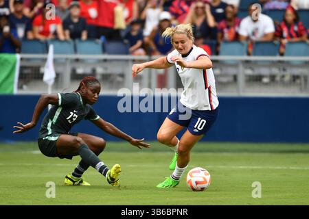 3 settembre 2022, Kansas City, Kansas, Stati Uniti: KANSAS KANSAS City, KS - 3 SETTEMBRE: Lindsey Horan n. 10 degli Stati Uniti supera Christy Ucheibe n. 13 della Nigeria durante una partita tra Nigeria e USWNT al Children's Mercy Park il 3 settembre 2022 a Kansas City, Kansas. (Immagine di credito: © Bill Barrett/ISIPhotos via ZUMA Press Wire) Foto Stock
