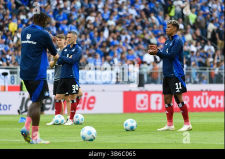 Ransford-Yeboah Königsdörffer Koenigsdoerffer (11 Hamburger SV) durante il riscaldamento prima del 2. Bundesliga match tra SV Darmstadt 98 e Hamburger SV allo Stadion am Böllenfalltor, Darmstadt, Germania. (Sven Beyrich/SPP) credito: SPP Sport Press Photo. /Alamy Live News Foto Stock