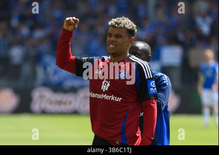 Ransford-Yeboah Königsdörffer Koenigsdoerffer (11 Hamburger SV) dopo il 2. Bundesliga match tra SV Darmstadt 98 e Hamburger SV allo Stadion am Böllenfalltor, Darmstadt, Germania. (Sven Beyrich/SPP) credito: SPP Sport Press Photo. /Alamy Live News Foto Stock