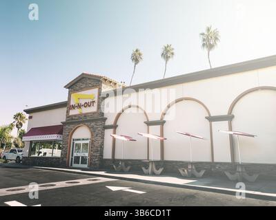 Oceanside, California, Stati Uniti - 10-08-2019: Vista di un cartello di fronte al negozio per la catena di hamburger conosciuta come in-N-Out Burger. Foto Stock