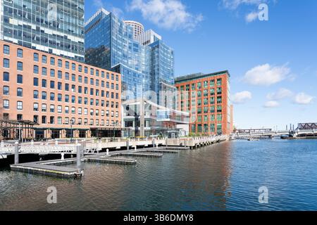 Boston, Massachusetts, Stati Uniti - 11 novembre 2023: Skyline del porto di Boston. Boston, Massachusetts, Stati Uniti Foto Stock