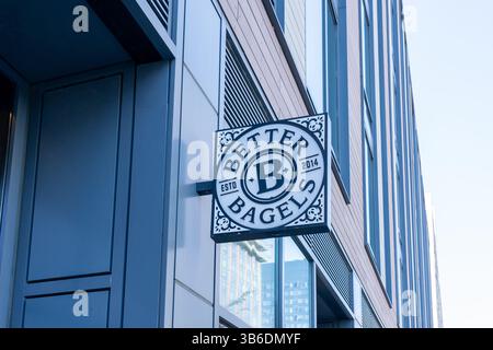 Boston, Massachusetts, USA - 11 novembre 2023: Primo piano del logo Better Bagels sull'edificio di Boston, Massachusetts, USA. Foto Stock