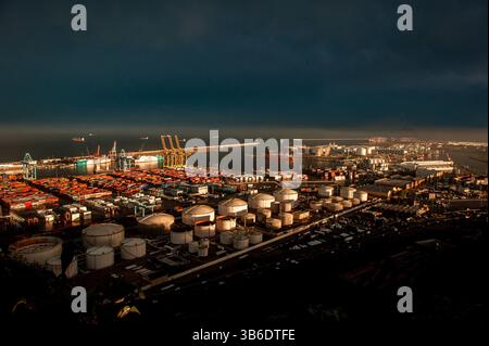 31 agosto 2022, Barcellona, Spagna: Spedizioni container nella zona logistica e industriale di la zona Franca nel porto di Barcellona. (Immagine di credito: © Jordi Boixareu/ZUMA Press Wire) Foto Stock