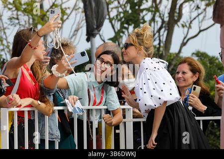 1 settembre 2022, Venezia, Italia: Aimee Lou Wood partecipa alla prima di "Living" durante la 79a Mostra Internazionale d'Arte cinematografica di Venezia al Palazzo del Cinema al Lido di Venezia, Italia, il 1° settembre 2022. Foto: Alec Michael (immagine di credito: © Alec Michael via ZUMA Press) Foto Stock