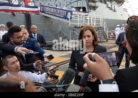 28 settembre 2022, Yokosuka, Giappone: Vice presidente degli Stati Uniti Kamala Harris, parla ai media a seguito di una visita al cacciatorpediniere missilistico guidato della classe Arleigh Burke USS Howard alla Fleet Activities Yokosuka, 28 settembre 2022 a Yokosuka, Giappone. (Immagine di credito: © MC1 Kaleb Sarten/U.S. Navy/Planet Pix tramite filo ZUMA Press) Foto Stock