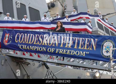 28 settembre 2022, Yokosuka, Giappone: Vice presidente degli Stati Uniti Kamala Harris, sta per l'inno nazionale a bordo del cacciatorpediniere missilistico guidato classe Arleigh Burke USS Howard durante una visita alle attività della flotta Yokosuka, 28 settembre 2022 a Yokosuka, Giappone. (Immagine di credito: © MC1 Deanna Gonzales/U.S. Navy/Planet Pix tramite filo ZUMA Press) Foto Stock