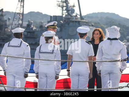 28 settembre 2022, Yokosuka, Giappone: Il vice presidente degli Stati Uniti Kamala Harris, saluta i marinai a bordo del cacciatorpediniere missilistico guidato classe Arleigh Burke USS Howard durante una visita alle attività della flotta Yokosuka, 28 settembre 2022 a Yokosuka, Giappone. (Immagine di credito: © MC1 Deanna Gonzales/U.S. Navy/Planet Pix tramite filo ZUMA Press) Foto Stock
