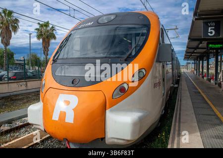 13 maggio 2023, Barcellona, Spagna: Binario stazione ferroviaria Rodalies MatarÃ³, Costa di Maresme, 2023, Barcellona, Spagna...treno modernista che corre lungo la costa catalana fermandosi negli edifici di GaudÃ­ e nei luoghi storici della gastronomia: Barcellona, Martaro e Canet de Mar (immagine di credito: © Sergi Reboredo/ZUMA Press Wire) Foto Stock