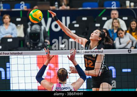 Istanbul, T¨¹rkiye. 3 maggio 2025. Yuan Xinyue (R) di Vakifbank ha battuto il pallone durante la semifinale femminile tra Vakifbank di T¨¹rkiye e Savino del bene Scandicci dell'Italia al CEV Champions League Volley 2025 di Istanbul, T¨¹rkiye, 3 maggio 2025. Crediti: Liu lei/Xinhua/Alamy Live News Foto Stock