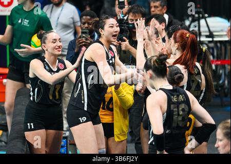 Istanbul, T¨¹rkiye. 3 maggio 2025. Yuan Xinyue (2° L) di Vakifbank batte la mano con le compagne di squadra prima della semifinale femminile tra Vakifbank di T¨¹rkiye e Savino del bene Scandicci di Italia al CEV Champions League Volley 2025 di Istanbul, T¨¹rkiye, 3 maggio 2025. Crediti: Liu lei/Xinhua/Alamy Live News Foto Stock