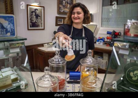 2 luglio 2023, Nouvelle-Aquitaine, Francia: Maison Adam, macarons maison adam, maisaon adam Macarons, Macarons, Saint Jean de luz, PyrÃ©nÃ©es-Atlantiques, (immagine di credito: © Sergi Reboredo/ZUMA Press Wire) Foto Stock