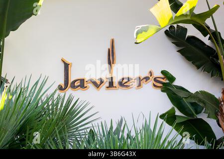 Newport Beach, California, Stati Uniti - 11-03-2019: Un cartello con il negozio per l'esclusivo ristorante messicano conosciuto come Javier's Restaurant. Foto Stock