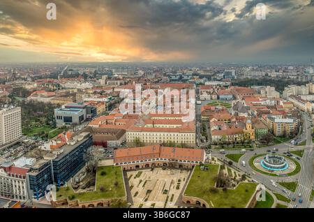 Vista aerea del centro di Timisoara con il suggestivo cielo al tramonto Foto Stock