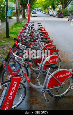 Una fila di biciclette Mobi nel programma Vancouver Bike Share a Strathcona, Vancouver, British Columbia. Foto Stock