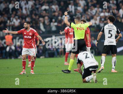 São Paolo, Brasile. 3 maggio 2025. Calcio - Campionato brasiliano 2025 - Corinthians vs Internacional - Stadio Neo Quimica Arena. Arbitro Paulo Cesar Zanovelli da Silva credito: Vilmar Bannach/Alamy Live News. Foto Stock