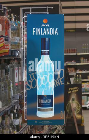 Spot di vodka Finlandia retroilluminato nel negozio il 29 aprile 2025 a Praga, Repubblica Ceca. Foto Stock